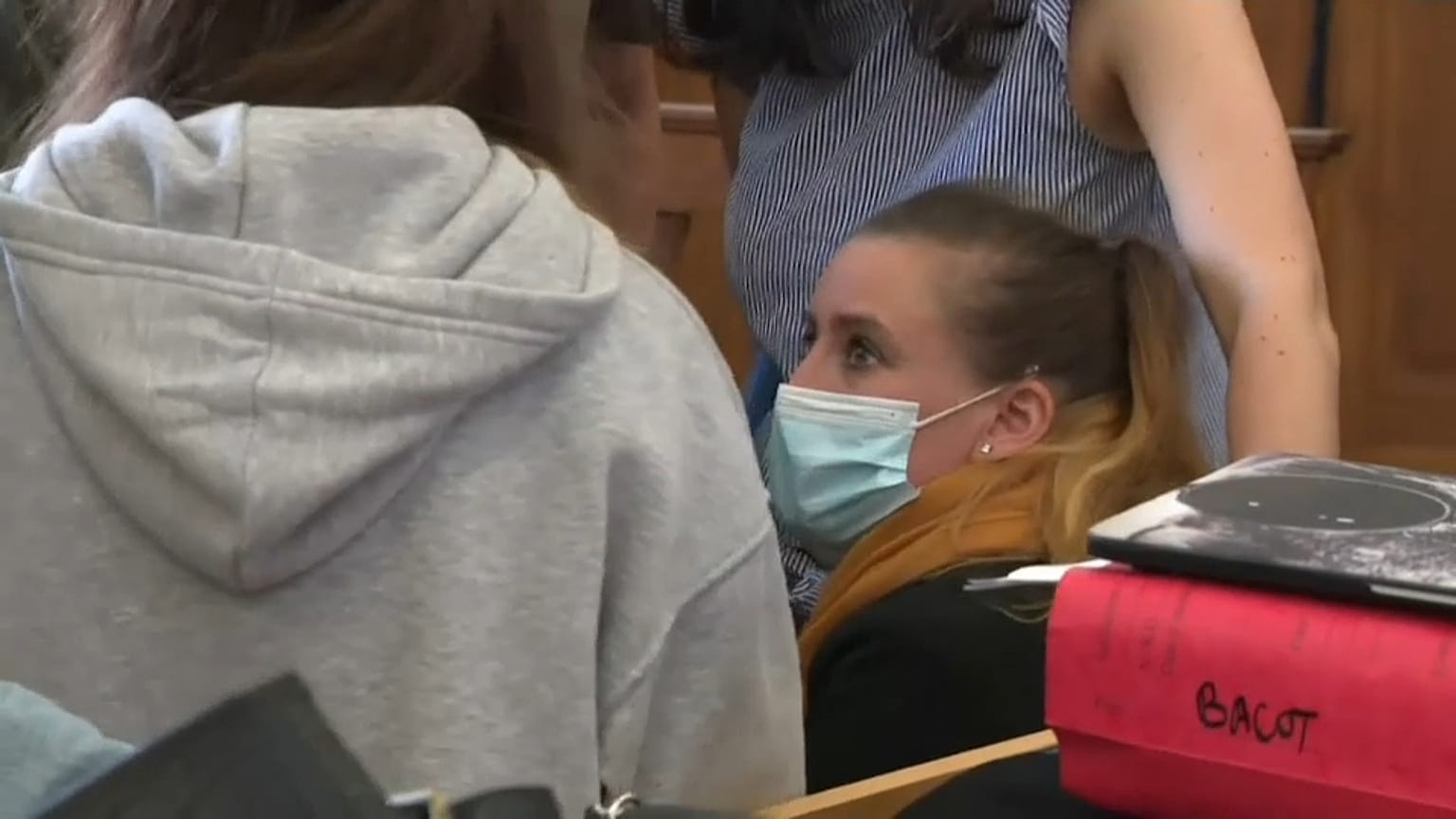 Per anni vittima del marito ed ex compagno della madre, Valérie Bacot siede oggi sul banco degli imputati