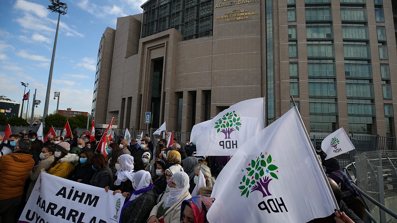 Сторонники ПДН протестуют в Стамбуле против ареста Селахаттина Демирташа