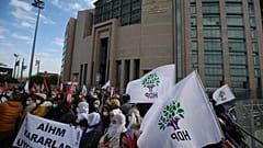 Сторонники ПДН протестуют в Стамбуле против ареста Селахаттина Демирташа