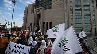 Сторонники ПДН протестуют в Стамбуле против ареста Селахаттина Демирташа