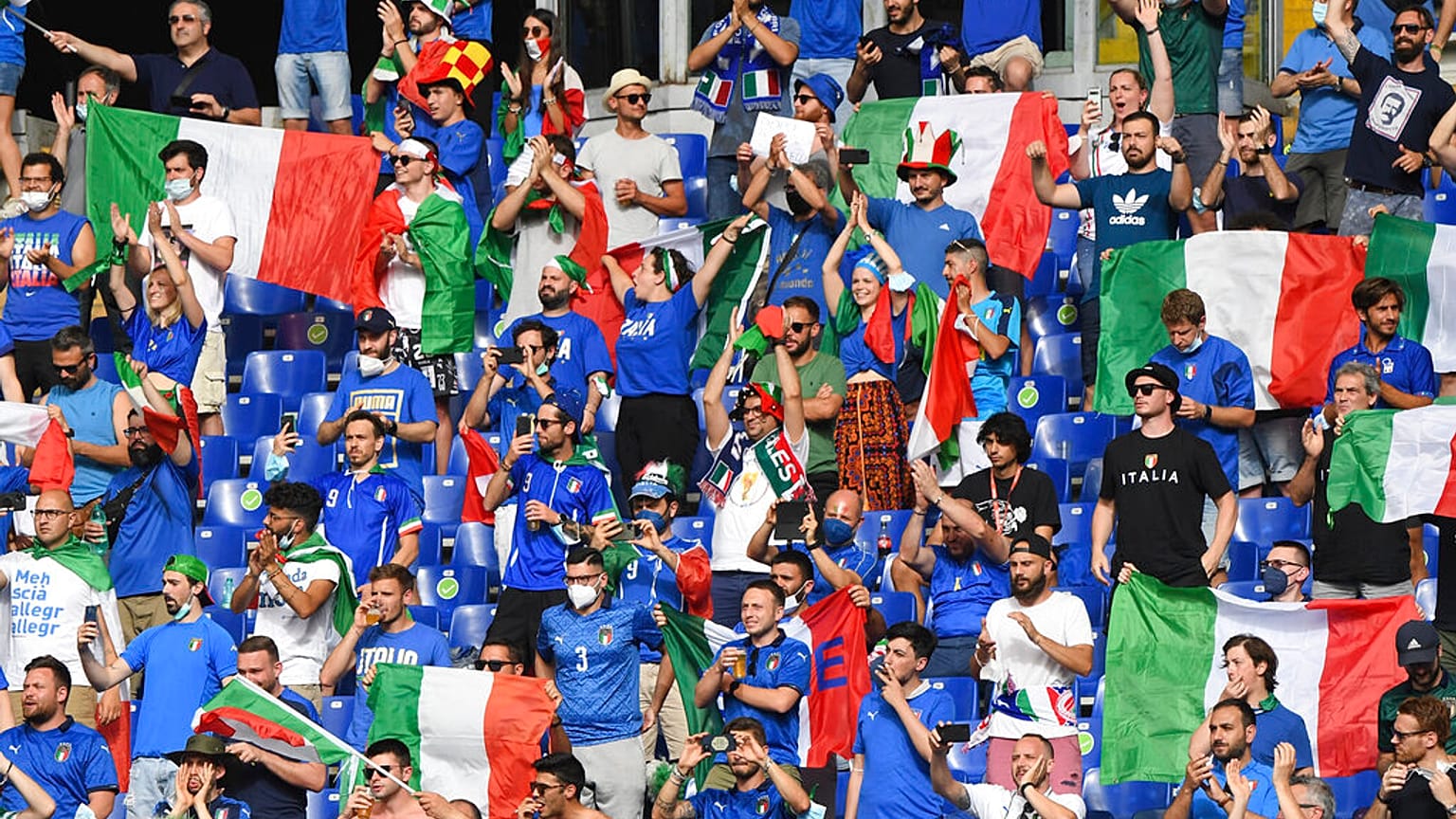 I tifosi azzurri allo Stadio Olimpico di Roma per Italia-Galles. 