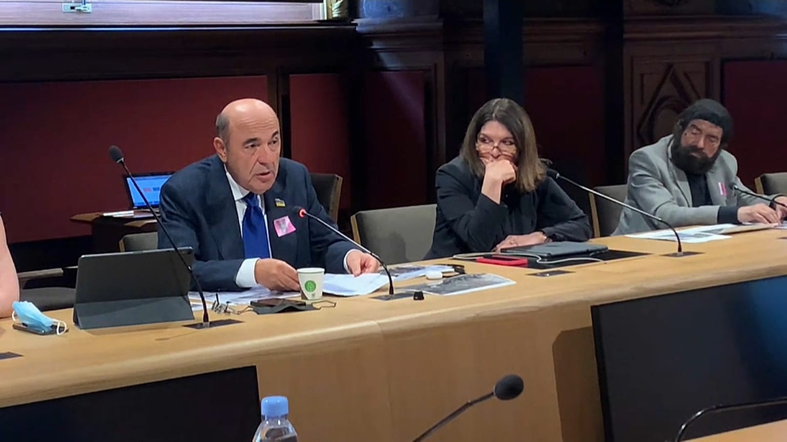 Le député ukrainien Vadim Rabinovitch, la sénatrice française Nathalie Goulet et l'écrivain français Marek Halter au Sénat, à Paris le 21 juin 2021