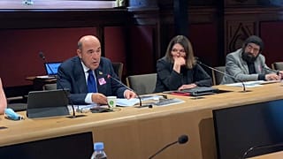 Le député ukrainien Vadim Rabinovitch, la sénatrice française Nathalie Goulet et l'écrivain français Marek Halter au Sénat, à Paris le 21 juin 2021