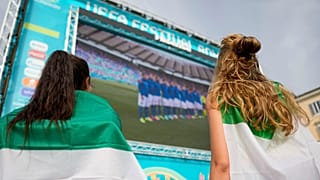 نمایش بازی‌های یورو ۲۰۲۰ در میدان دل پوپولو شهر رم 