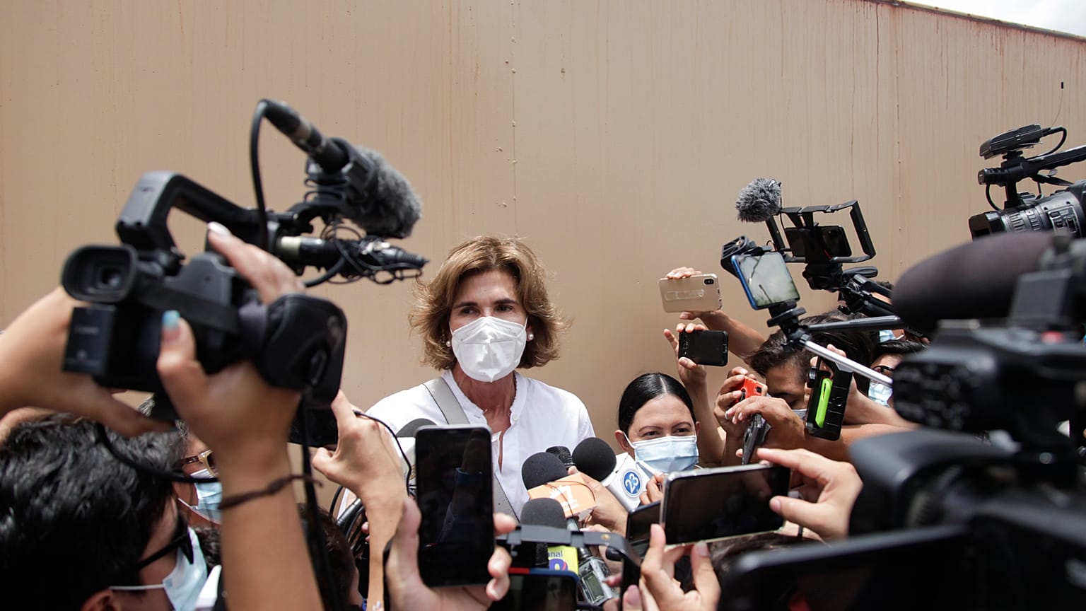Cristiana Chamorro, política e hija de la expresidenta Violeta Barrios, acusado de malversación de fondos e inhabilitada para los comicios presidenciales.