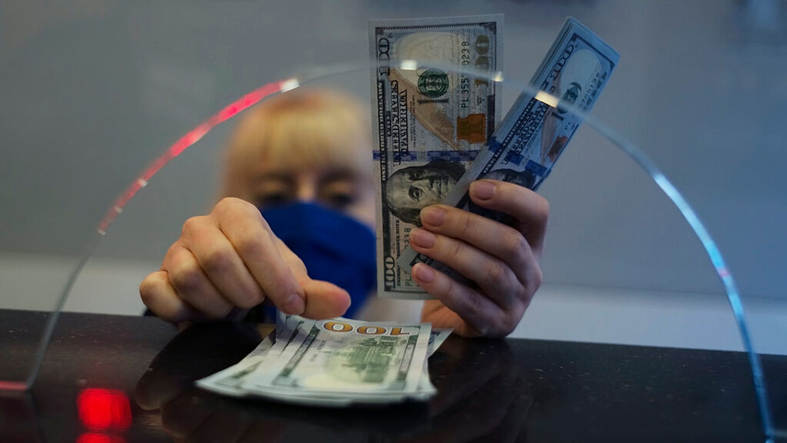 Türk Lirası ay başından bu yana yüzde 6'nın üzerinde gerilerken TL/Dolar kuru da psikolojik eşik olan 10 seviyesini geçti ve yükselmeye devam etti
