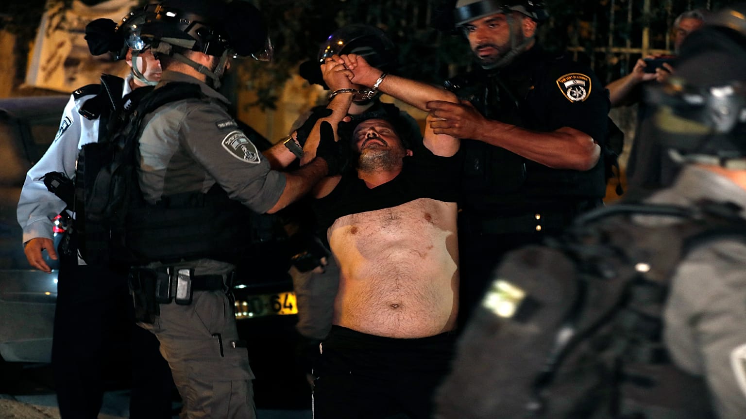 القوات الإسرائيلية تعتقل فلسطينياً خلال مواجهات مع مستوطنين في حي الشيخ جراح بالقدس الشرقية
