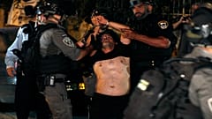 القوات الإسرائيلية تعتقل فلسطينياً خلال مواجهات مع مستوطنين في حي الشيخ جراح بالقدس الشرقية