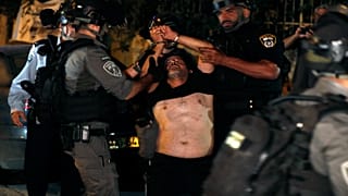 القوات الإسرائيلية تعتقل فلسطينياً خلال مواجهات مع مستوطنين في حي الشيخ جراح بالقدس الشرقية