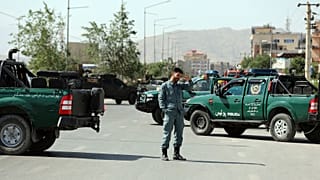 Bombalı saldırı yapılan bir noktada inceleme yapan Afgan güvenlik güçleri