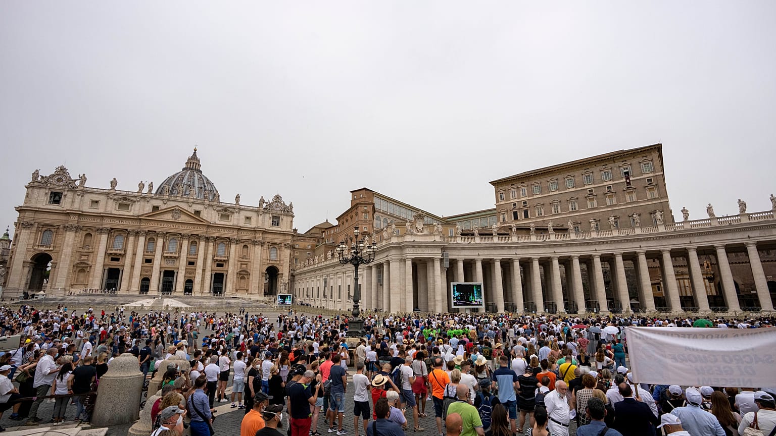 20 giugno 2021: fedeli in attesa dell'Angelus in piazza S. Pietro