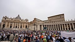 20 giugno 2021: fedeli in attesa dell'Angelus in piazza S. Pietro