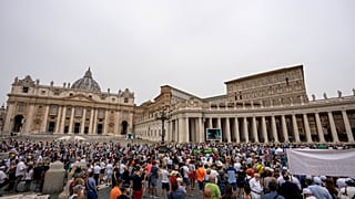 20 giugno 2021: fedeli in attesa dell'Angelus in piazza S. Pietro