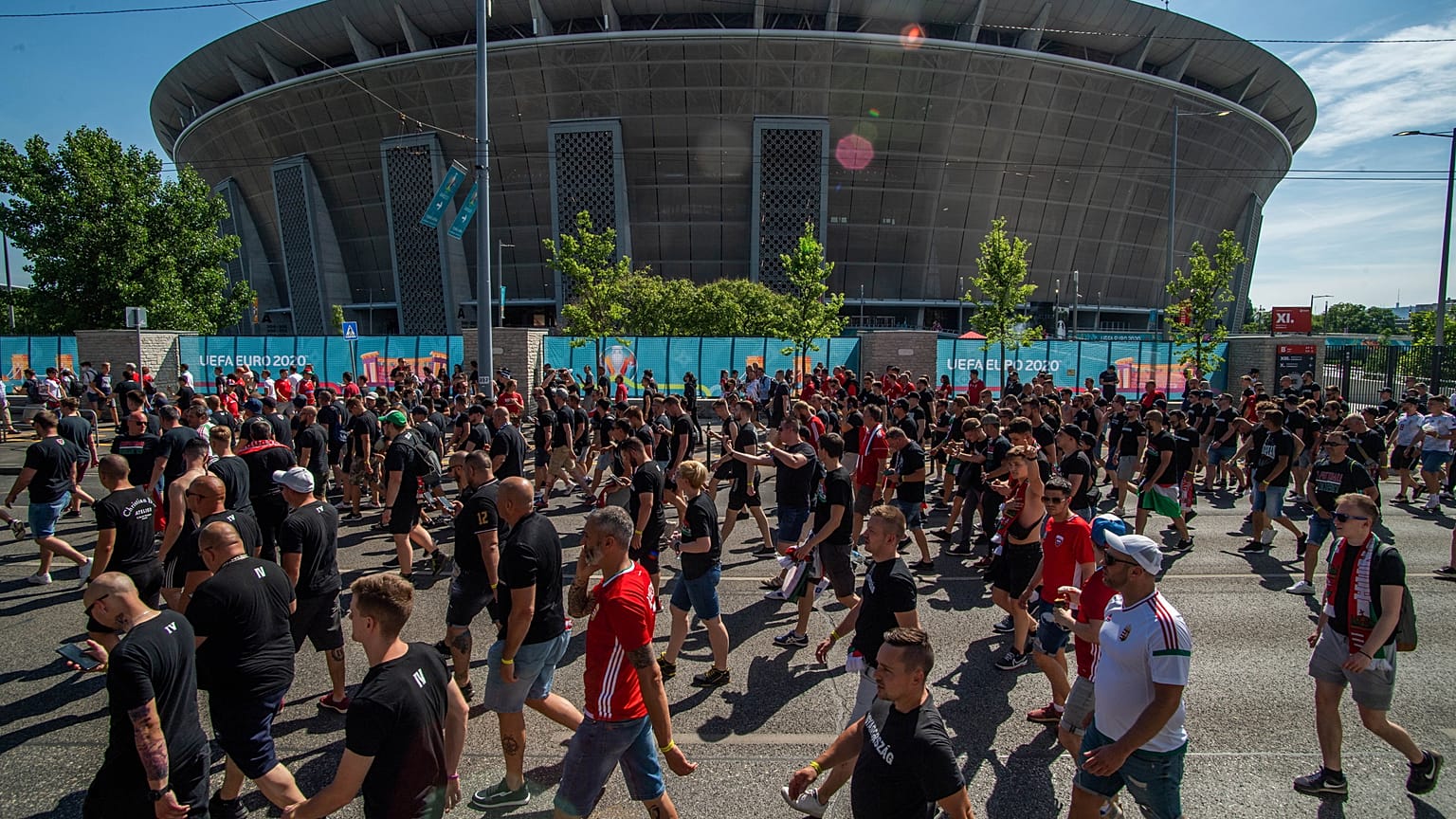 Magyar szurkolók a Puskás Arénánál június 15-én