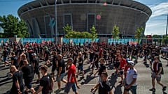 Magyar szurkolók a Puskás Arénánál június 15-én