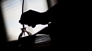 Avrahám Borsevszki kalligráfus jeruzsálemi műhelyében 2012. január 7-én