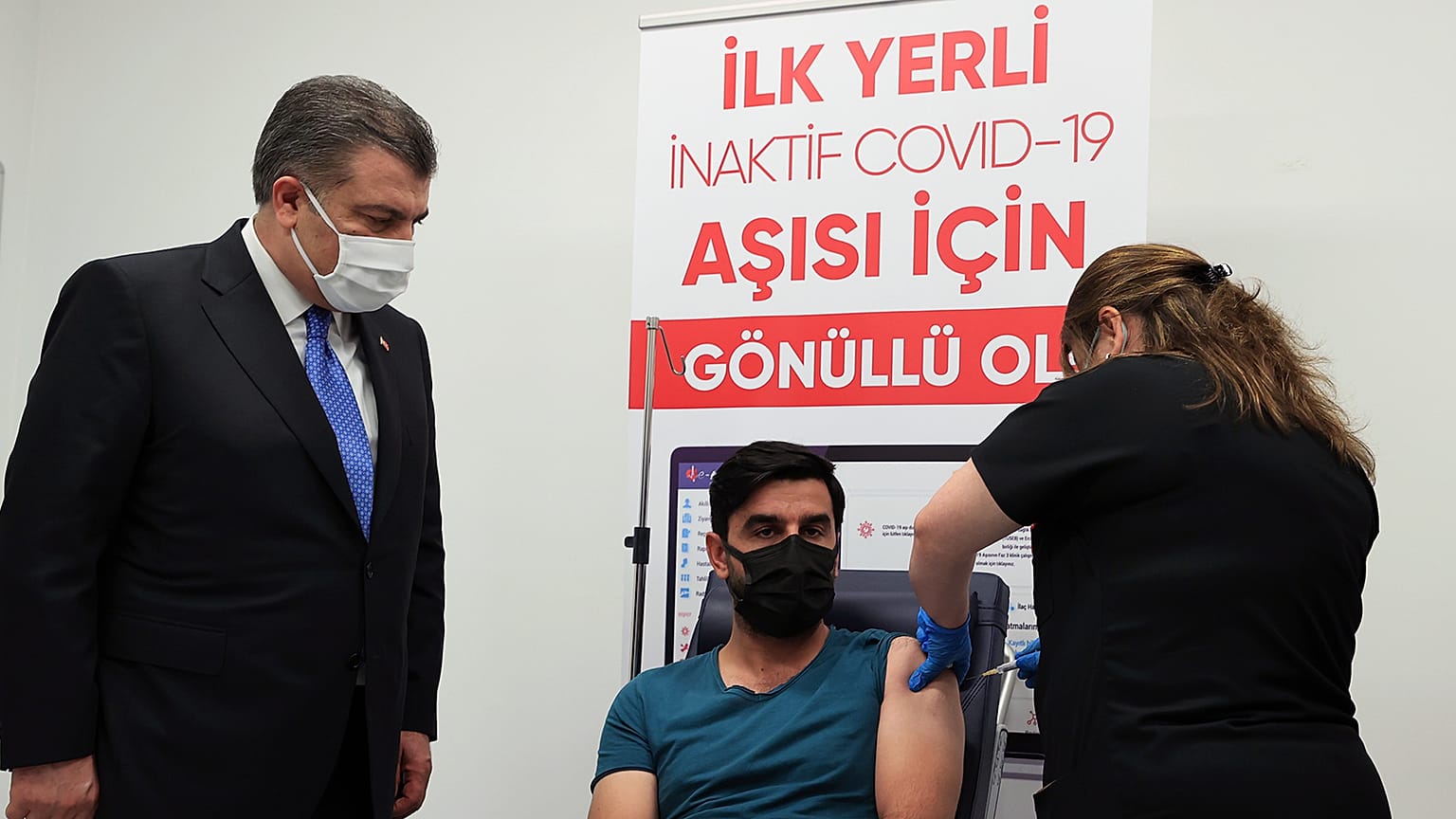 Yerli Covid-19 aşısının Faz-3 çalışması kapsamında gönüllülerle yürütülen aşılama programı başladı. İlk aşı gönüllüsü 30 yaşındaki Yasin Kandemir oldu