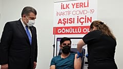 Yerli Covid-19 aşısının Faz-3 çalışması kapsamında gönüllülerle yürütülen aşılama programı başladı. İlk aşı gönüllüsü 30 yaşındaki Yasin Kandemir oldu