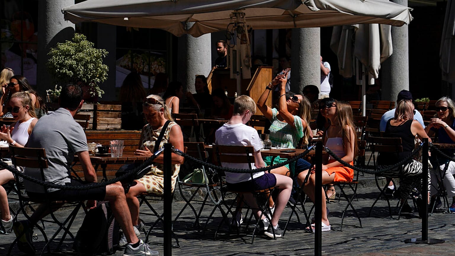 Terrasse in London, wo wegen der Delta-Variante Lockerungen verschoben wurden