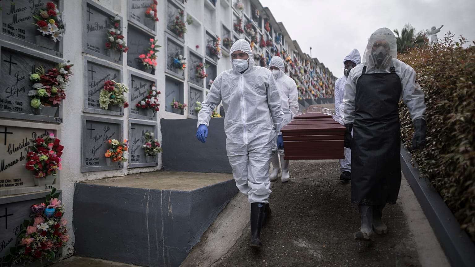 Enterradores portan un ataúd de fallecido por COVID en un cementerio de Nuestra Señora de Belén en Fusagasugá, en Colombia, durante la tercera ola de la pandemia.