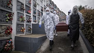 Enterradores portan un ataúd de fallecido por COVID en un cementerio de Nuestra Señora de Belén en Fusagasugá, en Colombia, durante la tercera ola de la pandemia.