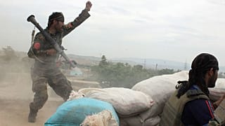 عکس از آرشیو (سربازان ارتش افغانستان در نبرد با طالبان در کندز در سال ۲۰۱۶)