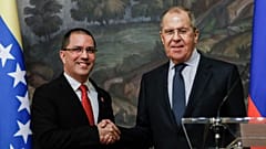 El ministro de Exteriores venezolano, Jorge Arreaza, y su homólogo ruso, Serguéi Lavrov, posan ante la prensa durante su reunión en Moscú.