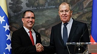 El ministro de Exteriores venezolano, Jorge Arreaza, y su homólogo ruso, Serguéi Lavrov, posan ante la prensa durante su reunión en Moscú.
