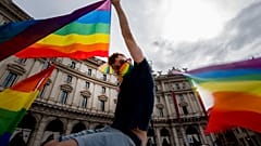 Mann mit Regenbogenfahne