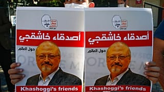 صورة من الارشيف- أشخاص يحملون ملصقات للصحفي السعودي المقتول جمال خاشقجي، بالقرب من القنصلية السعودية في اسطنبول