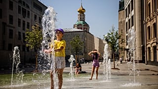 Ein Junge in Moskau kühlt sich ab