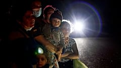 ABD-Meksika sınırını geçerek Amerikan polisine teslim olan Honduraslı bir göçmen grup 