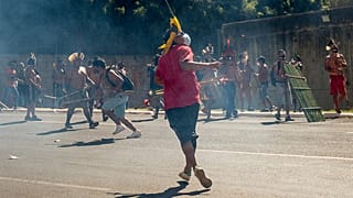 Confrontos entre indígenas e polícia junto ao Parlamento brasileiro