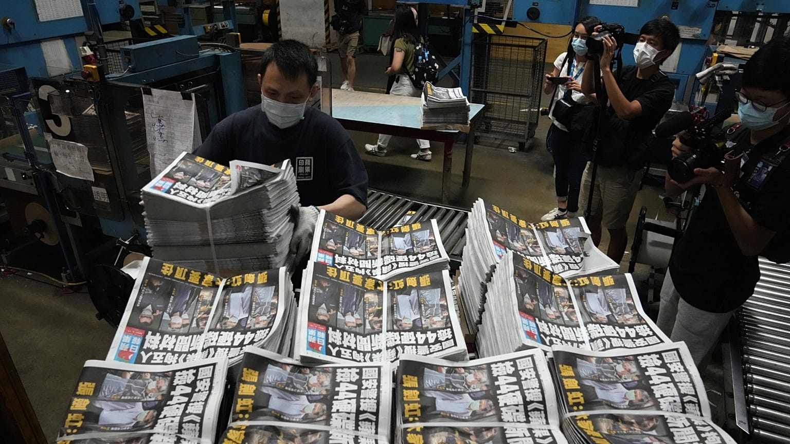 A demokráciapárti Apple Daily hongkongi nyomdájában: a zaklatások miatt leállnak