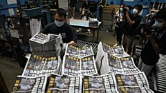 A demokráciapárti Apple Daily hongkongi nyomdájában: a zaklatások miatt leállnak