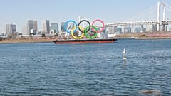 Olimpiyat oyunlarına ev sahipliği yapacak Japonya'nın başkenti Tokyo'da bulunan olimpiyat halkaları