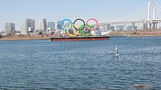 Olimpiyat oyunlarına ev sahipliği yapacak Japonya'nın başkenti Tokyo'da bulunan olimpiyat halkaları