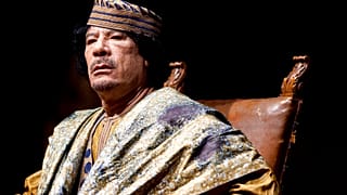 الرئيس الليبي السابق معمر القذافي يلقي خطابا خلال لقاء مع مئات النساء الإيطاليات البارزات في قاعة للحفلات الموسيقية في روما، يوم الجمعة 12 يونيو 2009.