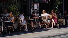 Personas sentadas en mesas al aire libre en un restaurante en el Soho, en Londres, el lunes 14 de junio de 2021.