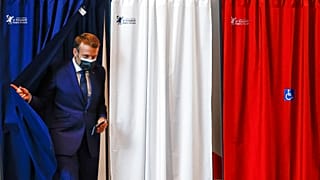 الرئيس الفرنسي إيمانويل ماكرون يغادر صندوق الاقتراع خلال الجولة الأولى من الانتخابات الإقليمية، في لو توكيه-باريس-بلاج، شمال فرنسا، الأحد 20 يونيو 2021.