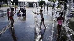 ΠΑΙΔΙΑ ΔΡΟΣΙΖΟΝΤΑΙ ΣΤΗ ΜΟΣΧΑ