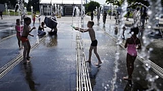 ΠΑΙΔΙΑ ΔΡΟΣΙΖΟΝΤΑΙ ΣΤΗ ΜΟΣΧΑ