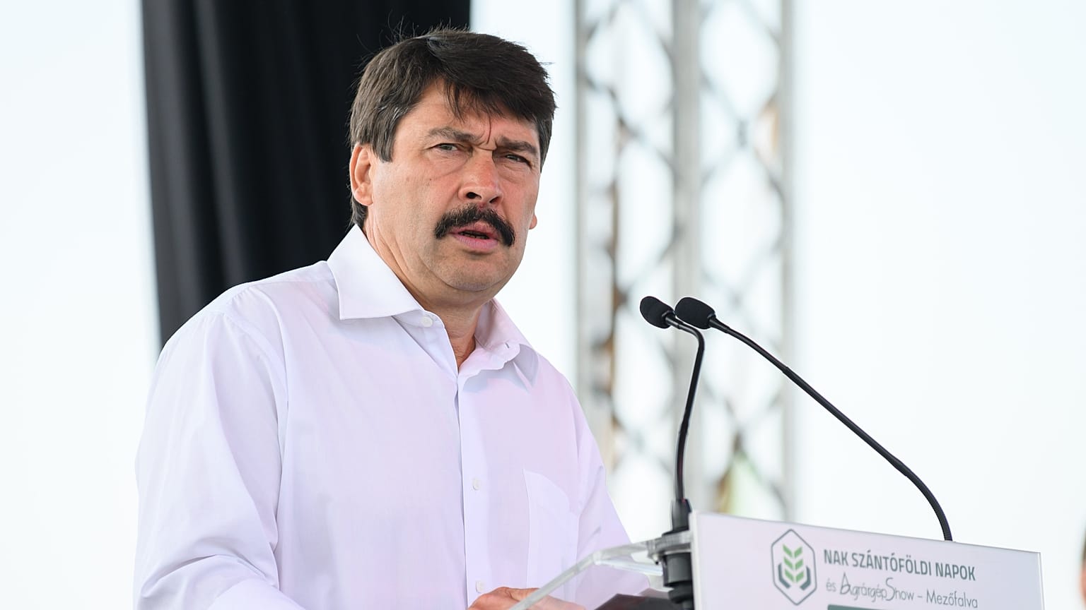 Európában nagy vihart kavart a törvény egyes módosításai miatt, de a magyar államfő nem talált benne kifogásolnivalót