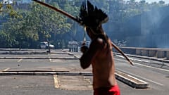 Un indio dispara una flecha contra la fuerzas del orden frente al parlamento de Brasil, en Brasilia.