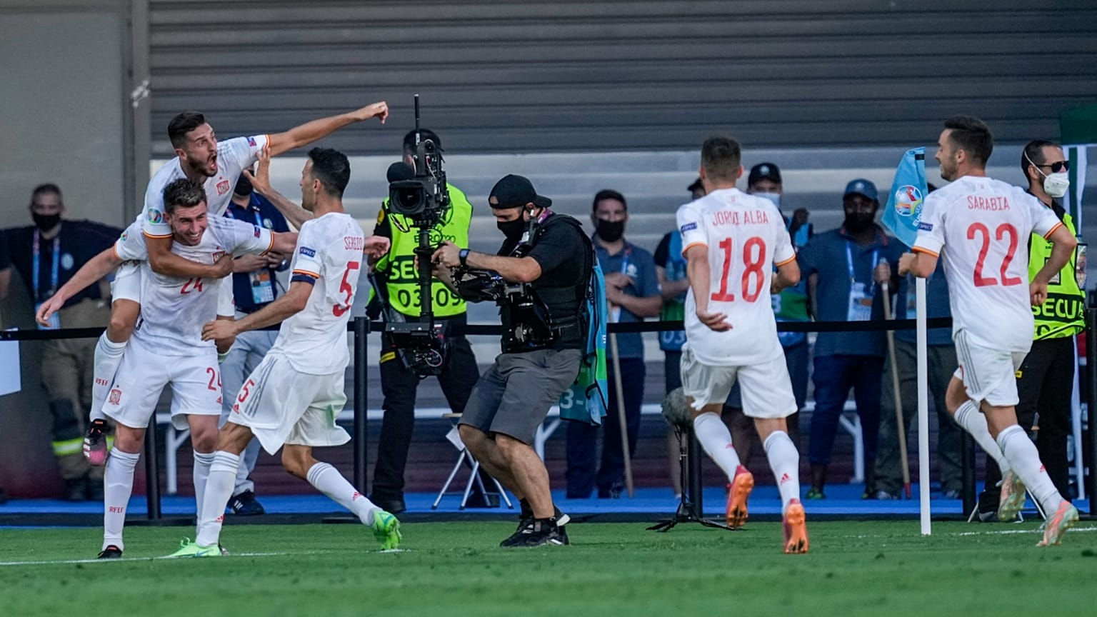 احتفال لاعبي المنتخب الإسباني خلال فوزهم ضد سلوفاكيا