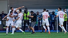احتفال لاعبي المنتخب الإسباني خلال فوزهم ضد سلوفاكيا