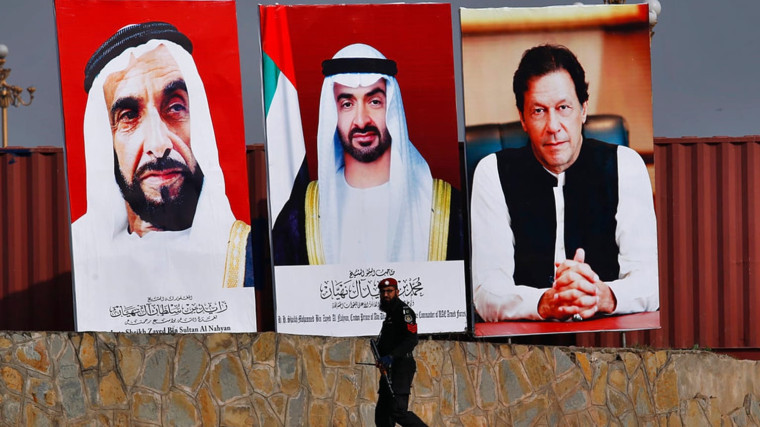 ملصقات إعلانية تظهر صور ولي عهد أبوظبي، محمد بن زايد آل نهيان، رئيس دولة الإمارات الأسبق زايد بن سلطان آل نهيان، ورئيس الوزراء الباكستاني عمران خان، في باكستان، يناير 2019 