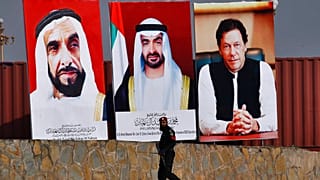 ملصقات إعلانية تظهر صور ولي عهد أبوظبي، محمد بن زايد آل نهيان، رئيس دولة الإمارات الأسبق زايد بن سلطان آل نهيان، ورئيس الوزراء الباكستاني عمران خان، في باكستان، يناير 2019