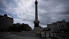 Szurkolói övezet kerítését állítják fel a londoni Trafalgar téren 2021. június 11-én