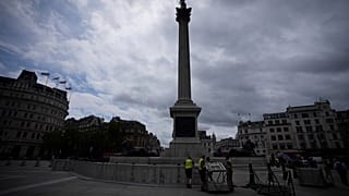 Szurkolói övezet kerítését állítják fel a londoni Trafalgar téren 2021. június 11-én